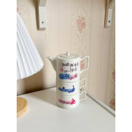 أبريق مع فنجانين للأم والأب