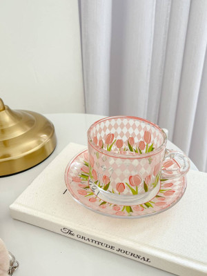 فنجان شاي شفاف بنقشة ورد-توليب زهري