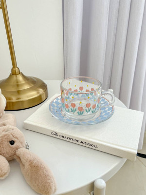 فنجان شاي شفاف بنقشة ورد-توليب زهري وأزرق