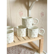 كوب مع يد دائرية وقلوب صغيرة