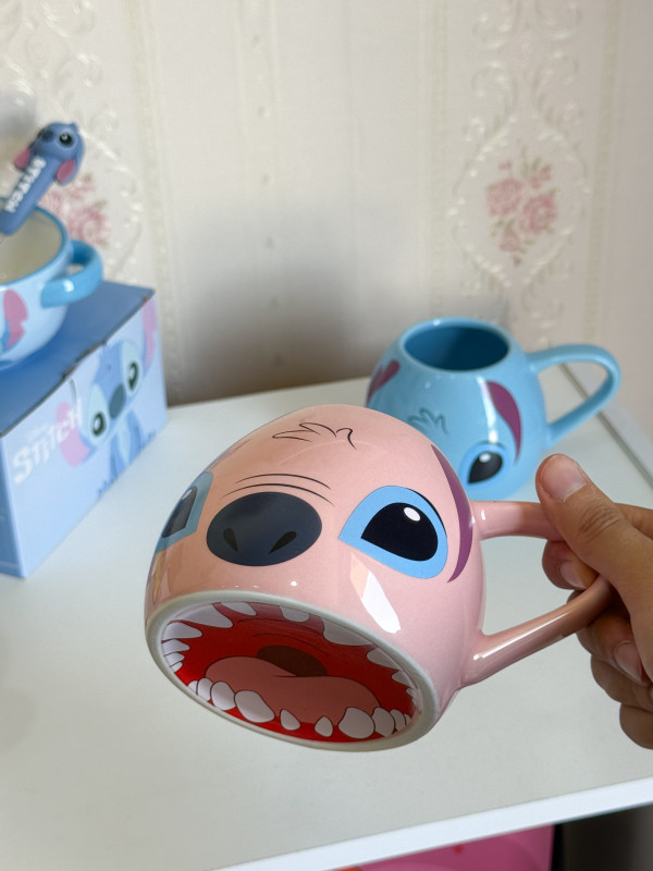 كوب ستيتش مع رسمة فم من الأسفل