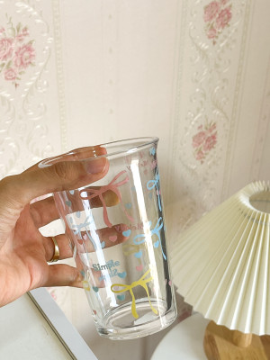 كوب شفاف فيونكات ملونة