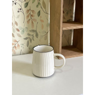 كوب أبيض مخطط