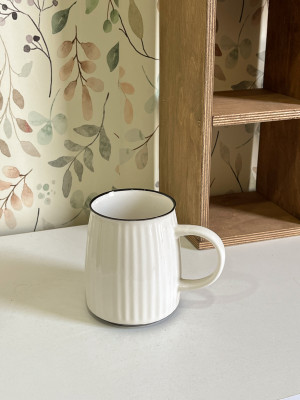 كوب أبيض مخطط