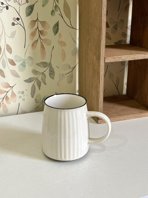 كوب أبيض مخطط