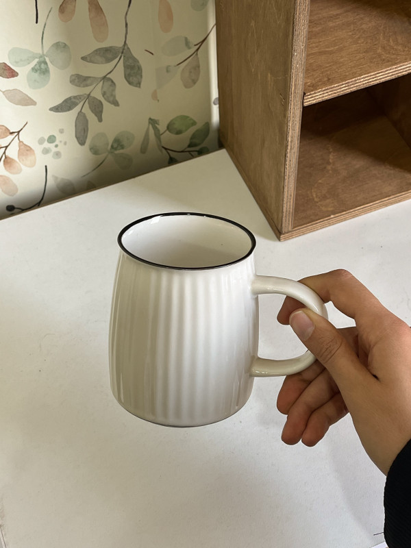 كوب أبيض مخطط