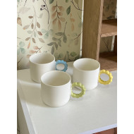 كوب أبيض يد ملونة