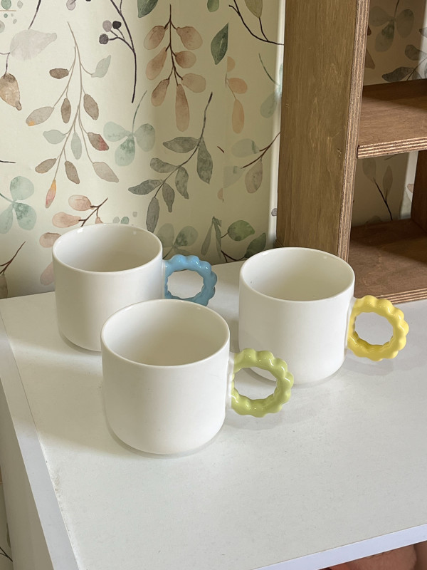 كوب أبيض يد ملونة