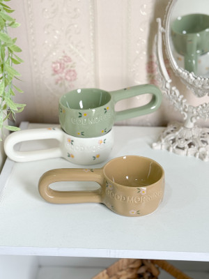 كوب مع يد طويلة وشكل مميز