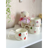 كوب مع يد متعرجة ورسومات