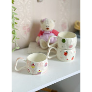 كوب مع يد متعرجة ورسومات