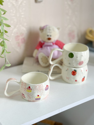 كوب مع يد متعرجة ورسومات