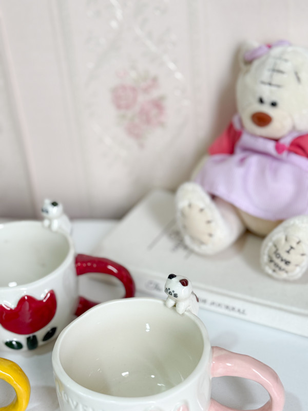 كوب هاندمير وردة مع قطة