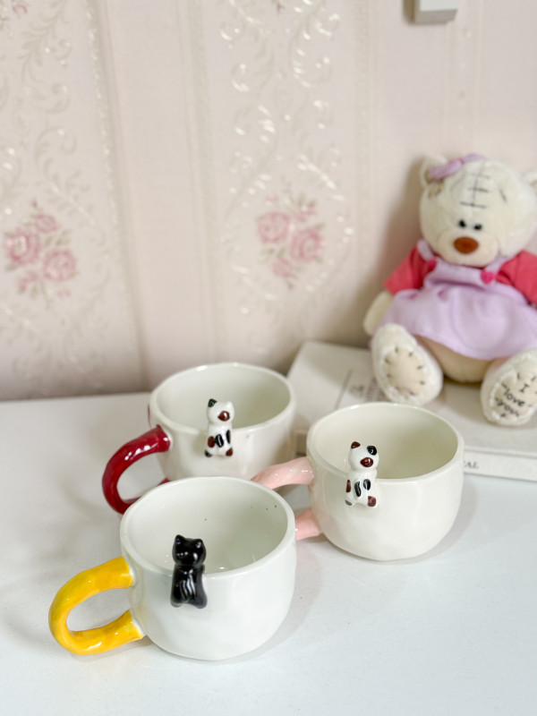 كوب هاندمير وردة مع قطة