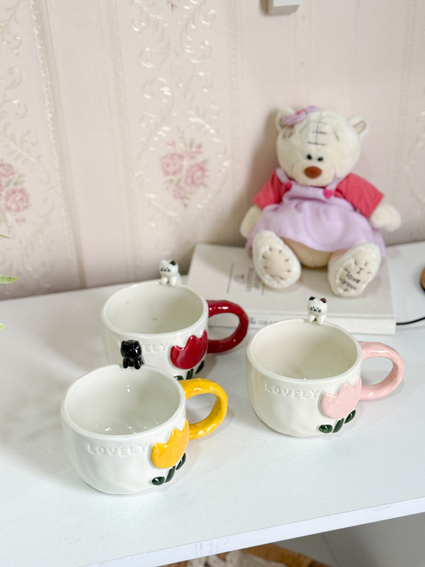 كوب هاندمير وردة مع قطة