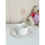 فنجان أبيض مع ورود زهرية ناعم