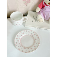 فنجان أبيض مع ورود زهرية ناعم