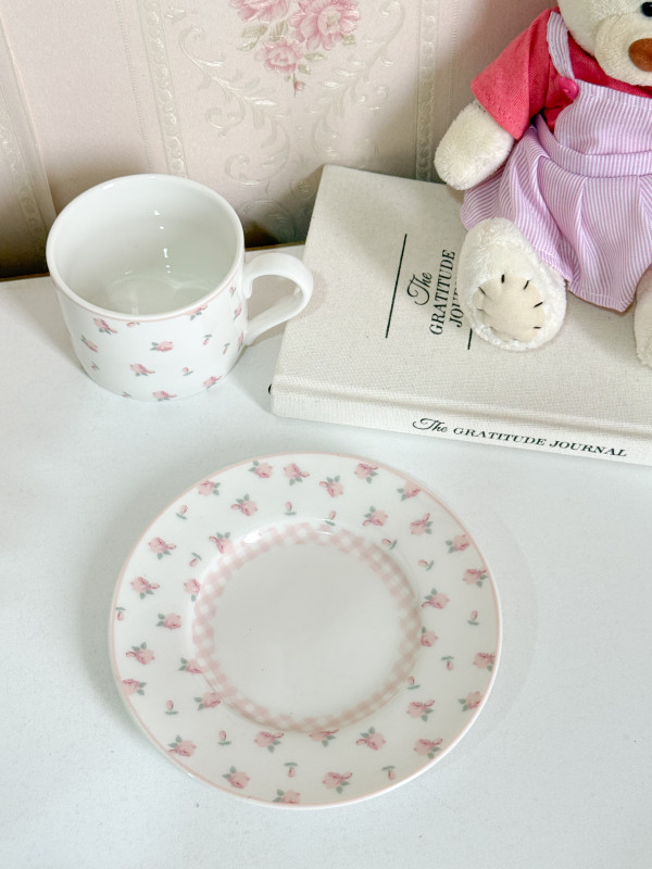 فنجان أبيض مع ورود زهرية ناعم