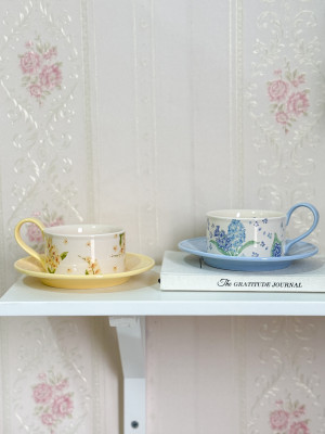 فنجان مورّد مع يد طويلة