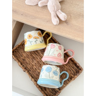 كوب بثلاث ألوان ورود وفيونكات