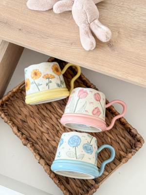 كوب بثلاث ألوان ورود وفيونكات