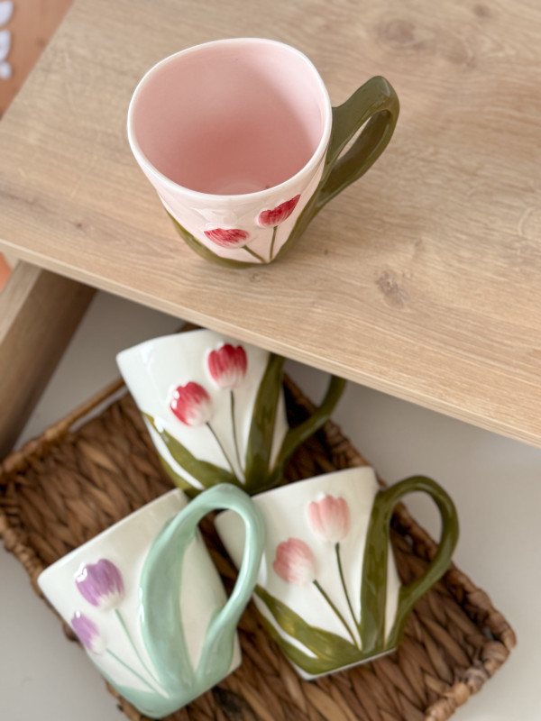 كوب كبير مع ورود بارزة