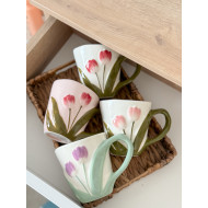 كوب كبير مع ورود بارزة