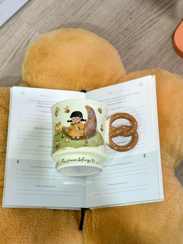 كوب رسمة بنت ويد بسكوت