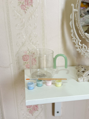 كوب شفاف مع الوان وفرشاة