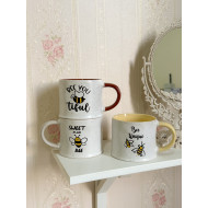 كوب النحلة مع عبارات