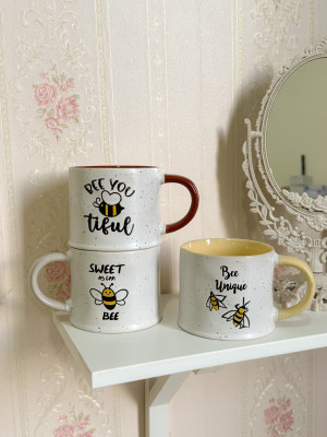 كوب النحلة مع عبارات