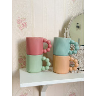 كوب محزز مع يد لؤلؤية