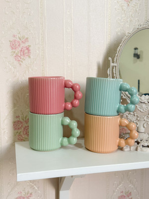 كوب محزز مع يد لؤلؤية