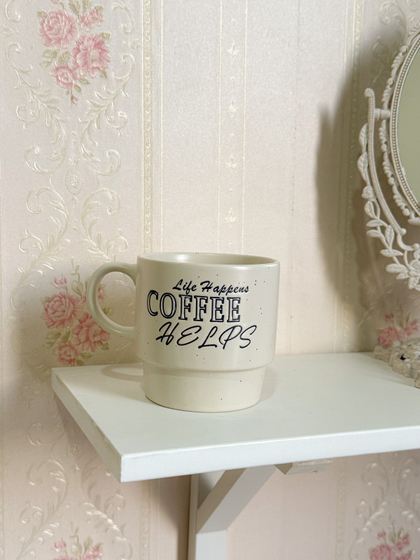 كوب أبيض عبارة عن القهوة