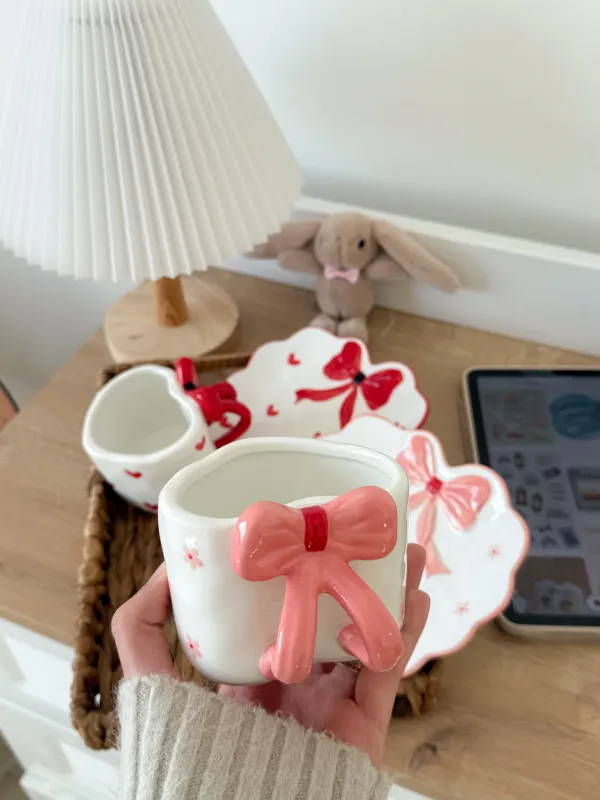 كوب هاندميد مع يد وصحن فيونكة