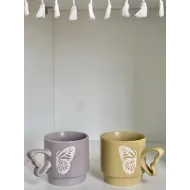 كوب مع يد فراشة