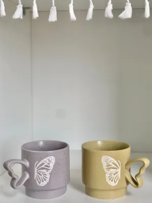 كوب مع يد فراشة