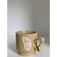 كوب مع يد فراشة