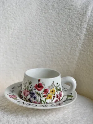 فنجان مورد أبيض