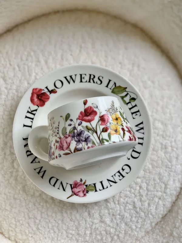 فنجان مورد أبيض