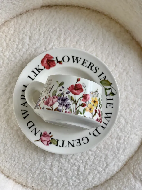 فنجان مورد أبيض