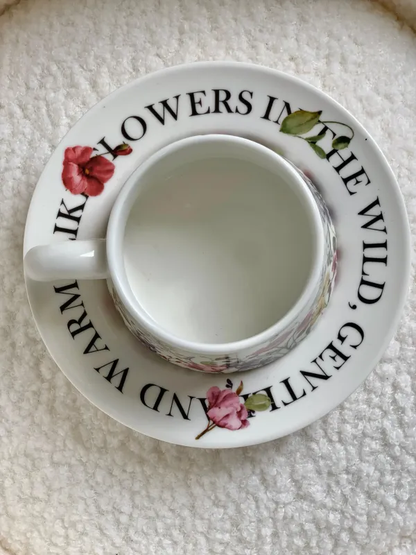 فنجان مورد أبيض