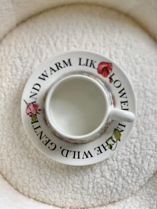 فنجان مورد أبيض