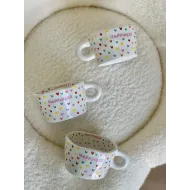 كوب وسط قلوب ملونة