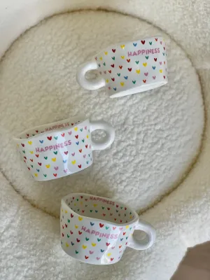 كوب وسط قلوب ملونة