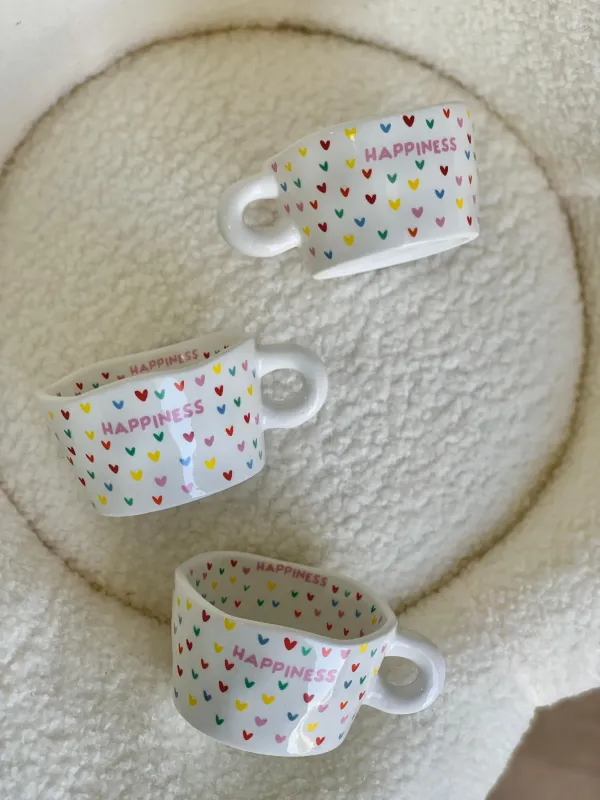 كوب وسط قلوب ملونة