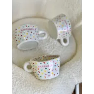 كوب وسط قلوب ملونة