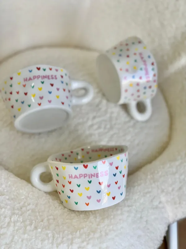 كوب وسط قلوب ملونة