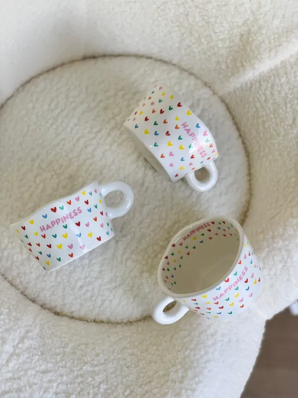 كوب وسط قلوب ملونة