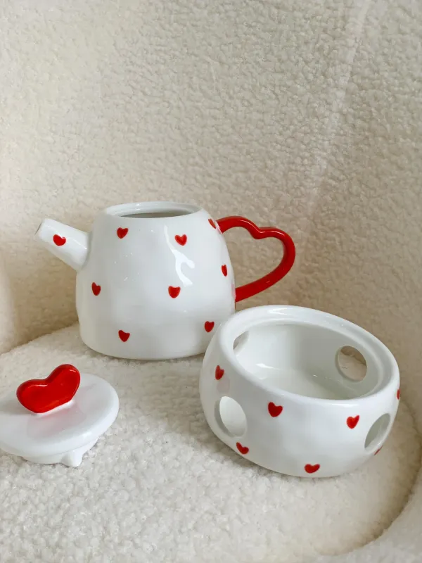 أبريق قلوب مع قاعدة